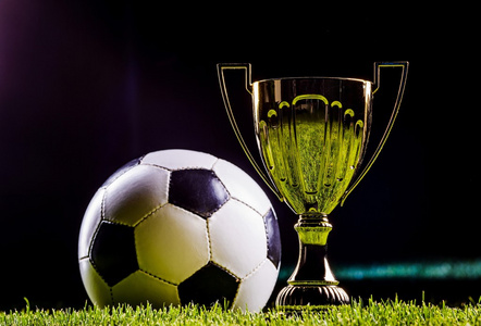 泰伦-卢：首战输球原因是8次粗心大意的失误 进攻突破到内线是赢球关键